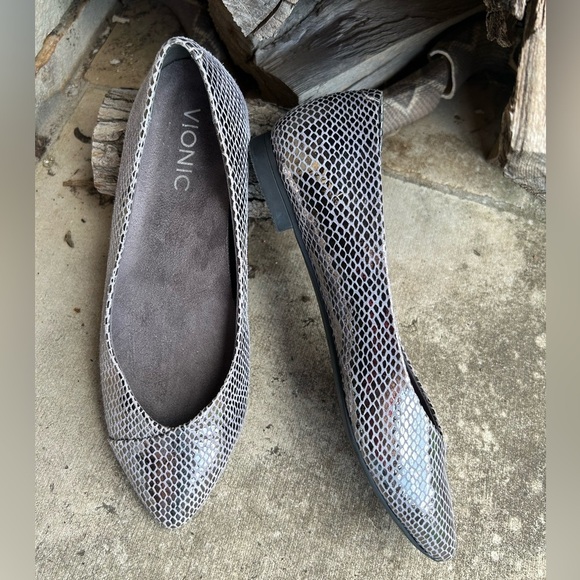 Vionic Silver Flats with Snakeskin Texture Sz-6. F - Picture 1 of 11
